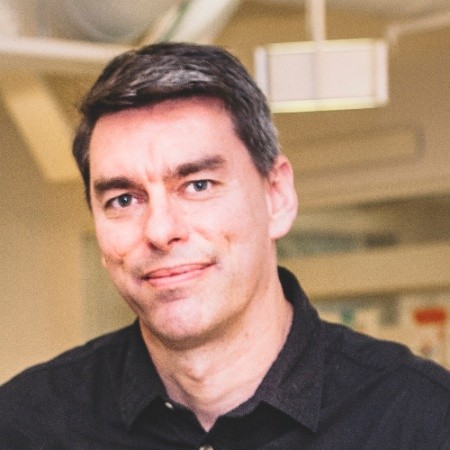 Porträttillustration för Adam Sarten